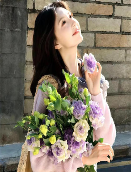 探索回转未来的奥秘：隐藏细节与深层意义，双语字幕